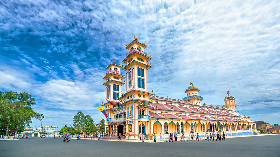 kinh-nghiem-kham-pha-toa-thanh-tay-ninh-chon-linh-thieng-cua-dao-cao-dai-01-1661867658.jpg