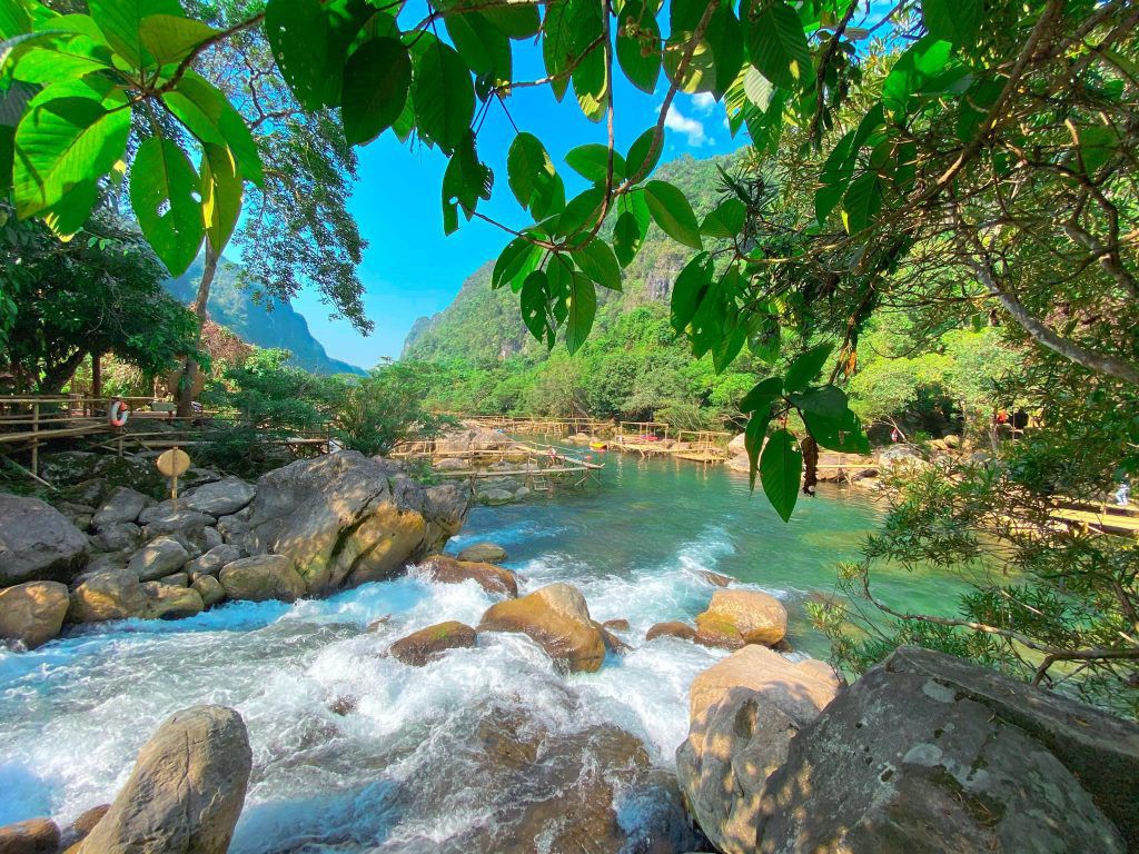 chiem-nguong-suoi-nuoc-mooc-quang-binh.jpg