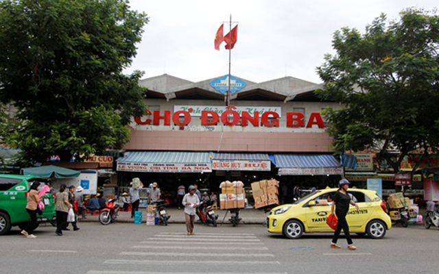 cho-dong-ba-giua-long-pho-hue.jpg
