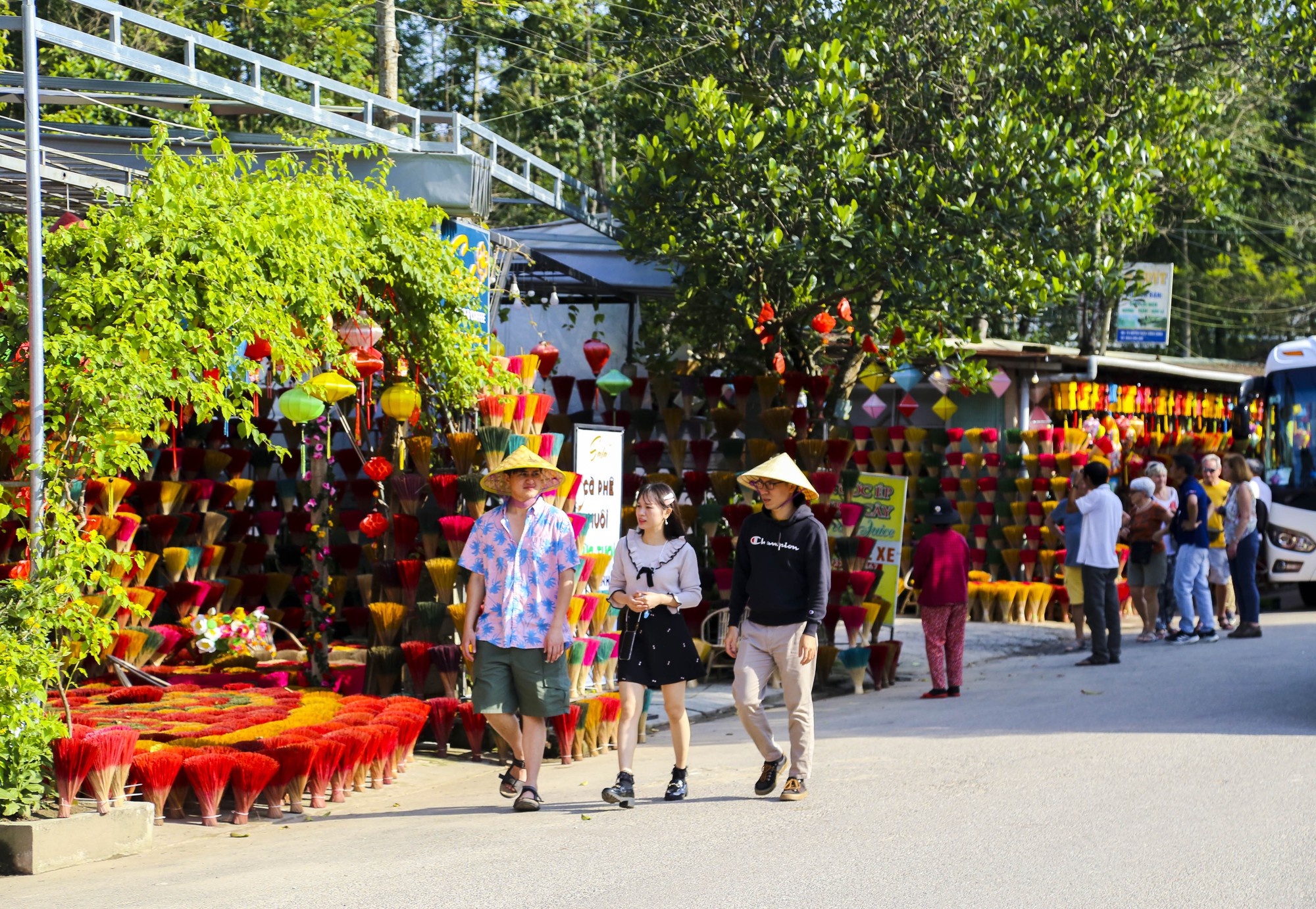 kham-pha-lang-huong-xuan-thuy.jpg