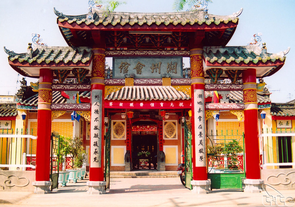 hoi-quan-trieu-chau-chua-ong-bon-cong-trinh-kien-truc-nghe-thuat-long-lay-09-1618851492.jpg