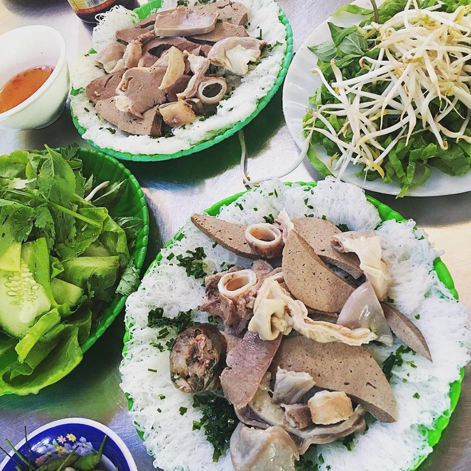 banh-hoi-long-heo-dulichchat.jpg